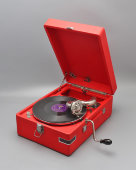 Портативный граммофон, патефон-чемодан в красном цвете, модель ПТ-3, завод Ордена Ленина «Молот», Вятские Поляны, СССР, 1951-54 гг.