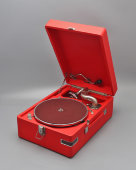 Портативный граммофон, патефон-чемодан в красном цвете, модель ПТ-3, завод Ордена Ленина «Молот», Вятские Поляны, СССР, 1951-54 гг.