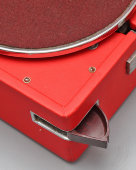 Портативный граммофон, патефон-чемодан в красном цвете, модель ПТ-3, завод Ордена Ленина «Молот», Вятские Поляны, СССР, 1951-54 гг.