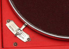 Портативный граммофон, патефон-чемодан в красном цвете, модель ПТ-3, завод Ордена Ленина «Молот», Вятские Поляны, СССР, 1951-54 гг.