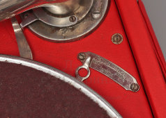 Портативный граммофон, патефон-чемодан в красном цвете, модель ПТ-3, завод Ордена Ленина «Молот», Вятские Поляны, СССР, 1951-54 гг.