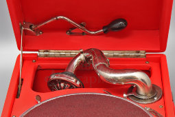 Портативный граммофон, патефон-чемодан в красном цвете, модель ПТ-3, завод Ордена Ленина «Молот», Вятские Поляны, СССР, 1951-54 гг.