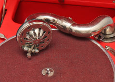 Портативный граммофон, патефон-чемодан в красном цвете, модель ПТ-3, завод Ордена Ленина «Молот», Вятские Поляны, СССР, 1951-54 гг.