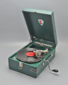 Портативный граммофон, патефон-чемоданчик, модель ПТ-3, завод Ордена Ленина «Молот», Вятские Поляны, СССР, 1951-54 гг.