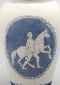 Авторская вазочка «Всадник с конем», автор росписи Рябов Л. М., фарфор ЛФЗ, 1948 г.