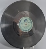 Советская винтажная пластинка 78 оборотов для граммофона с песнями Ирма Яунзем: «Милый мой живет в казани» и «Лаптищи».