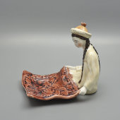 Декоративная конфетница «Киргизка с ковром», скульптор М. П. Холодная, ЗиК Конаково, 1959 г.