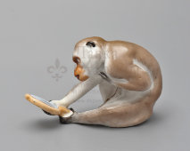 Фигурка «Зеркало и обезьяна» по басне И. А. Крылова, скульптор Воробьев Б. Я., фарфор, ЛФЗ, 1950-60 гг.