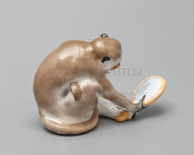 Фигурка «Зеркало и обезьяна» по басне И. А. Крылова, скульптор Воробьев Б. Я., фарфор, ЛФЗ, 1950-60 гг.