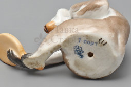 Фигурка «Зеркало и обезьяна» по басне И. А. Крылова, скульптор Воробьев Б. Я., фарфор, ЛФЗ, 1950-60 гг.