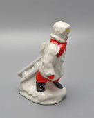 Статуэтка «Девочка с санками», скульптор Голембовская С. В. (Болзан), фарфор, Городница, 1950-62 гг.