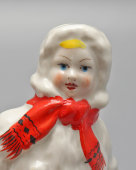 Статуэтка «Девочка с санками», скульптор Голембовская С. В. (Болзан), фарфор, Городница, 1950-62 гг.