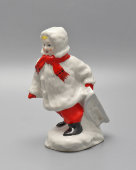 Статуэтка «Девочка с санками», скульптор Голембовская С. В. (Болзан), фарфор, Городница, 1950-62 гг.