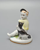 Статуэтка «Мальчик с кошкой», ЛФЗ, 1950-60 гг., скульптор Гендельман Е. А.,​ фарфор