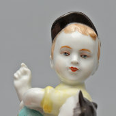 Статуэтка «Мальчик с кошкой», ЛФЗ, 1950-60 гг., скульптор Гендельман Е. А.,​ фарфор