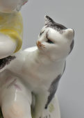 Статуэтка «Мальчик с кошкой», ЛФЗ, 1950-60 гг., скульптор Гендельман Е. А.,​ фарфор