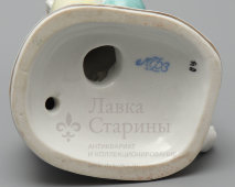 Статуэтка «Мальчик с кошкой», ЛФЗ, 1950-60 гг., скульптор Гендельман Е. А.,​ фарфор