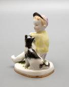 Статуэтка «Мальчик с кошкой», ЛФЗ, 1950-60 гг., скульптор Гендельман Е. А.,​ фарфор