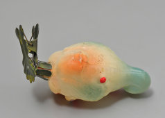 Советская стеклянная елочная игрушка на прищепке «Утка Кика с рыбьим жиром» из серии «Доктор Айболит», Москва, 1950-60 гг.