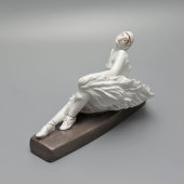 Статуэтка «Балерина Павлова А. П. в концертном номере «Умирающий лебедь» на музыку К. Сен-Санса, скульптор Данько Н. Я., фарфор, ЛФЗ, 1930-е