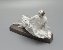 Статуэтка «Балерина Павлова А. П. в концертном номере «Умирающий лебедь» на музыку К. Сен-Санса, скульптор Данько Н. Я., фарфор, ЛФЗ, 1930-е