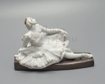 Статуэтка «Балерина Павлова А. П. в концертном номере «Умирающий лебедь» на музыку К. Сен-Санса, скульптор Данько Н. Я., фарфор, ЛФЗ, 1930-е