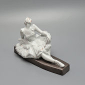 Статуэтка «Балерина Павлова А. П. в концертном номере «Умирающий лебедь» на музыку К. Сен-Санса, скульптор Данько Н. Я., фарфор, ЛФЗ, 1930-е