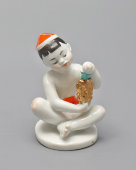 Статуэтка «Мальчик узбек с виноградом в красной тюбетейке», скульптор Г. С. Столбова, фарфор, ЛФЗ, 1950-60 гг.