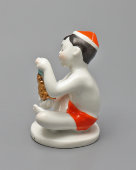 Статуэтка «Мальчик узбек с виноградом в красной тюбетейке», скульптор Г. С. Столбова, фарфор, ЛФЗ, 1950-60 гг.