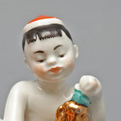 Статуэтка «Мальчик узбек с виноградом в красной тюбетейке», скульптор Г. С. Столбова, фарфор, ЛФЗ, 1950-60 гг.