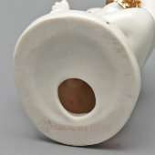 Статуэтка «Мальчик узбек с виноградом в красной тюбетейке», скульптор Г. С. Столбова, фарфор, ЛФЗ, 1950-60 гг.