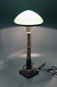 Высокая настольная лампа с зеленым абажуром, Европа, 1-я пол. 20 в.