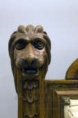 Антикварное кресло со львами