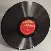 Исполняет оркестр под упр. Кнушевицкого: «Медленный танец» / «В лесу».  Апрелевский завод, 1950-е гг.