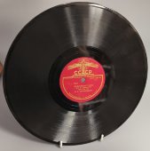 Исполняет оркестр под упр. Кнушевицкого: «Медленный танец» / «В лесу».  Апрелевский завод, 1950-е гг.