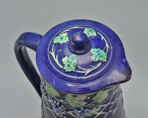 Антикварный фаянсовый кувшин с крышкой «Лиса и виноград», Товарищество М. С. Кузнецова, кон. 19, нач. 20 вв.