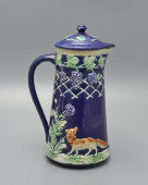 Антикварный фаянсовый кувшин с крышкой «Лиса и виноград», Товарищество М. С. Кузнецова, кон. 19, нач. 20 вв.