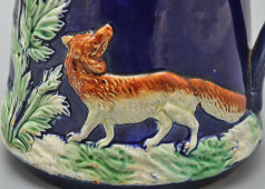 Антикварный фаянсовый кувшин с крышкой «Лиса и виноград», Товарищество М. С. Кузнецова, кон. 19, нач. 20 вв.