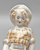 Статуэтка «Девушка альпинистка» (Геолог), скульптор Покосовская В. М., Барановский фарфоровый завод, 1950-57 гг.