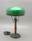 Советская настольная лампа с зеленым абажуром на деревянной ножке, сер. 20 в.
