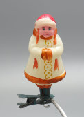 Советская елочная игрушка на прищепке «Марфушечка» в желтой шубке, по сказке «Морозко», стекло, 1950-60 гг.