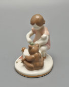 Фигурка «Игра» (Игровая комната), скульптор Велихова С. Б., ЛФЗ, 1950-60 гг.