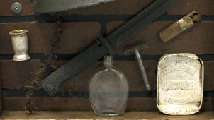 Панно с предметами солдат Второй мировой войны, деревянная рама