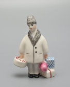 Статуэтка «С подарками. 8 марта», скульптор Жникруп О. Л., фарфор, Киевский ЭКХЗ, 1960-70 гг.