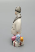 Статуэтка «С подарками. 8 марта», скульптор Жникруп О. Л., фарфор, Киевский ЭКХЗ, 1960-70 гг.