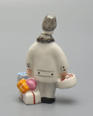 Статуэтка «С подарками. 8 марта», скульптор Жникруп О. Л., фарфор, Киевский ЭКХЗ, 1960-70 гг.