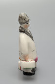 Статуэтка «С подарками. 8 марта», скульптор Жникруп О. Л., фарфор, Киевский ЭКХЗ, 1960-70 гг.