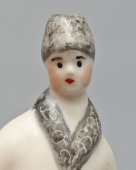 Статуэтка «С подарками. 8 марта», скульптор Жникруп О. Л., фарфор, Киевский ЭКХЗ, 1960-70 гг.