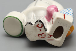 Статуэтка «С подарками. 8 марта», скульптор Жникруп О. Л., фарфор, Киевский ЭКХЗ, 1960-70 гг.