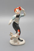 Статуэтка «Клоун Олег Попов с петухом», скульпторы братья Траугот А. Г. и Траугот В. Г., фарфор, Артель «Прогресс», 1950-60 гг.